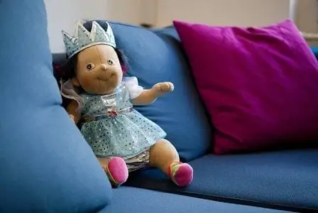 Dukke i sofa